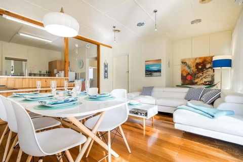 Nautique Beach House - Newcastle Accommodation 1