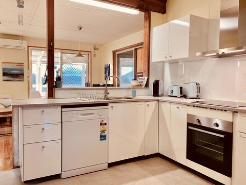 Nautique Beach House - Newcastle Accommodation 13