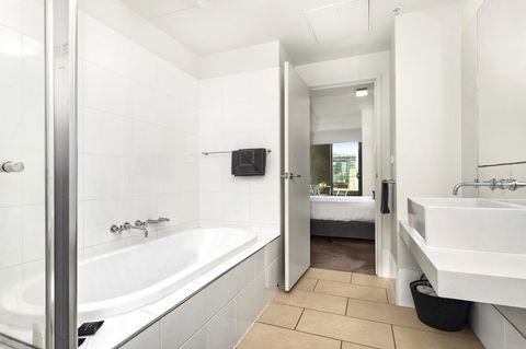 Waterfront Melbourne Apartments - New Castle Tourism 43