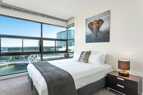 Waterfront Melbourne Apartments - New Castle Tourism 7