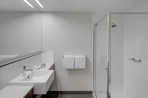 Travelodge Hotel Melbourne Docklands - New Castle Tourism 6