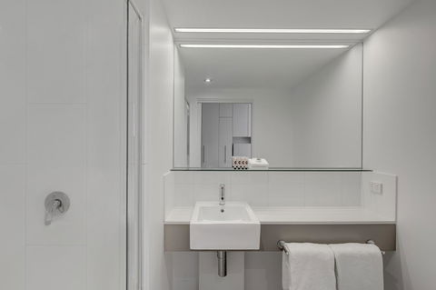 Travelodge Hotel Melbourne Docklands - New Castle Tourism 8