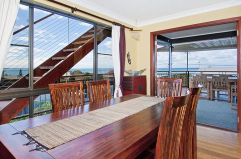 THE BOARDROOM ON BANKSIA - 11 Banksia Ave Bonny Hills - Newcastle Accommodation 2