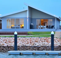 The Carnarvon Luxury Canal Home - Newcastle Accommodation