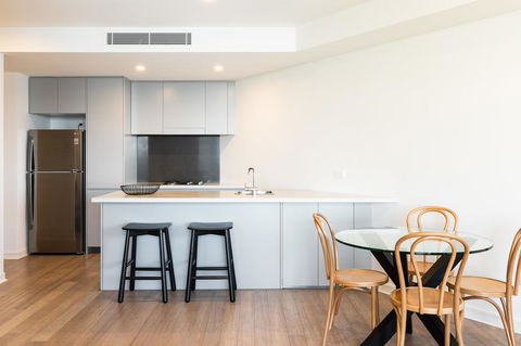 The Edge - Luxurious Waterfront Apartment - Newcastle Accommodation 2