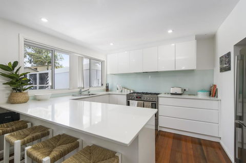 THE LAKE HOUSE - WiTH SWIMMING POOL - Newcastle Accommodation 3