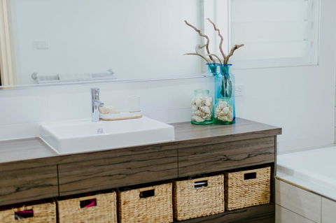 THE LAKE HOUSE - WiTH SWIMMING POOL - Newcastle Accommodation 2