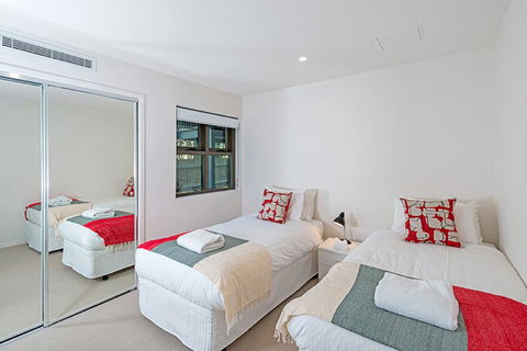 The Princess Bride - Executive 3BR Bulimba Apartment With Balcony In Central Location - New Castle Tourism 1
