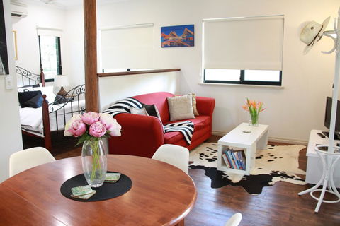 The Quarters Self Contained Bungalow - Newcastle Accommodation 2