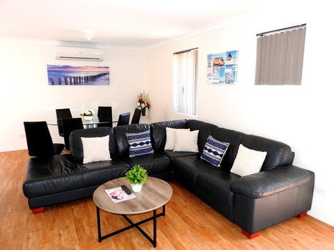 The Royal Dolphin Holiday Home - Newcastle Accommodation 0