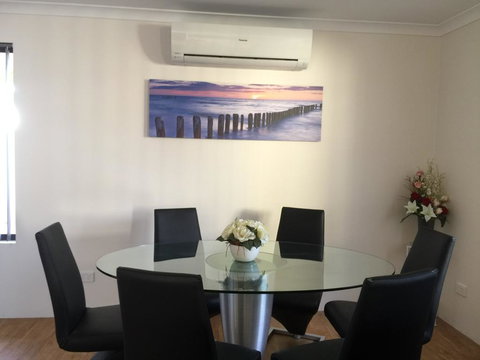 The Royal Dolphin Holiday Home - Newcastle Accommodation 3