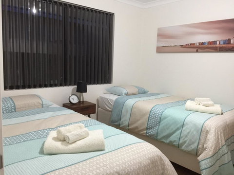 The Royal Dolphin Holiday Home - Newcastle Accommodation 2