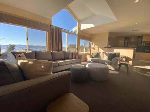 Torino 6 - Lake Jindabyne & Snowy Mountain Views - Newcastle Accommodation 0