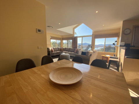 Torino 6 - Lake Jindabyne & Snowy Mountain Views - Newcastle Accommodation 1
