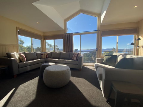 Torino 6 - Lake Jindabyne & Snowy Mountain Views - Newcastle Accommodation 2