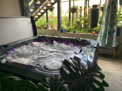 Tranquil Spa Retreat - Newcastle Accommodation 1