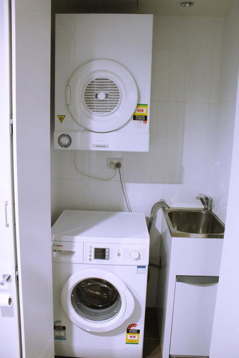 Tranquil, Relaxing Forrest Style Apartment - Braddon CBD - Newcastle Accommodation 3