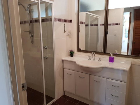 Tropical Coast Retreat - Pet Friendly - Newcastle Accommodation 2