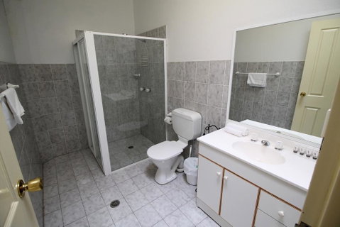 Twin Seasons 4 - Lake And Mountain Views - Newcastle Accommodation 3