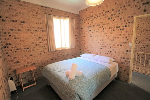Twin Seasons 4 - Lake And Mountain Views - Newcastle Accommodation 2