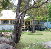 Twisted Gum Vineyard Cottage - Newcastle Accommodation