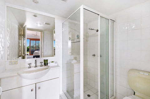 Unrivaled Ocean And City Views From Resort Style 3bed With Garden - Newcastle Accommodation 2