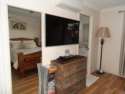 Unwind In This Gorgeous Retreat - Newcastle Accommodation 3
