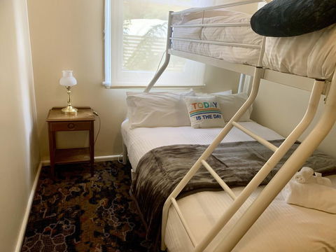 Victoria Albert Guest House Bar Cafe And Restaurant - Newcastle Accommodation 3