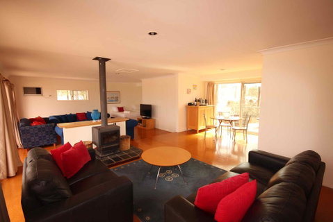 Verona Vineyard Cottage - Newcastle Accommodation 3