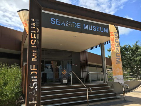 VIEWS VIEWS VIEWS! Front Top Floor Waterfront Unit - Chnook Apartments South Esp, Bongaree - Newcastle Accommodation 3