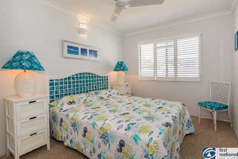 VIEWS VIEWS VIEWS! Front Top Floor Waterfront Unit - Chnook Apartments South Esp, Bongaree - Newcastle Accommodation 2