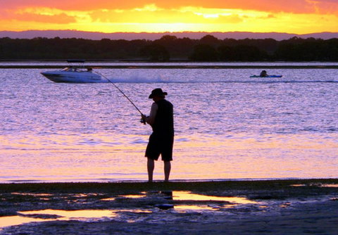 VIEWS VIEWS VIEWS! Front Top Floor Waterfront Unit - Chnook Apartments South Esp, Bongaree - Newcastle Accommodation 1