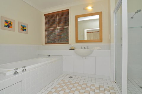 Villa Spa Executive 1br Burgundy Resort Condo Located Within Cypress Lakes Resort (nothing Is More Central) - Newcastle Accommodation 3