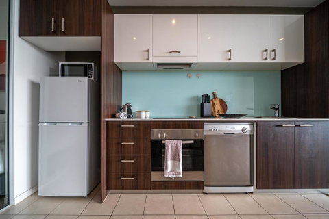 Vue Of The East End-Wifi - Netflix - Nespresso - Newcastle Accommodation 3