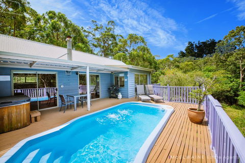 Wanjii II Pool & Spa Getaway - New Castle Tourism 0