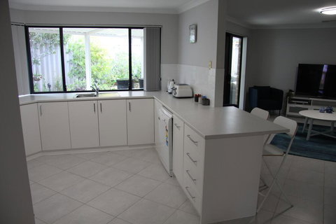 Warnbro Beach Family Accommodation - Newcastle Accommodation 2