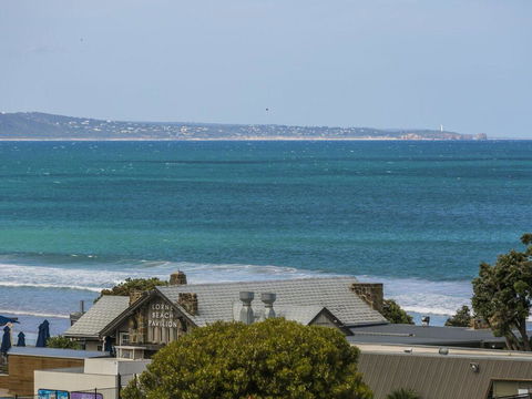 WATERFRONT THREE- In The Heart Of Lorne - Newcastle Accommodation 3