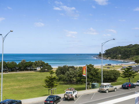 WATERFRONT THREE- In The Heart Of Lorne - Newcastle Accommodation 2