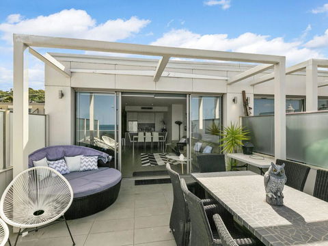 WATERFRONT THREE- In The Heart Of Lorne - Newcastle Accommodation 1