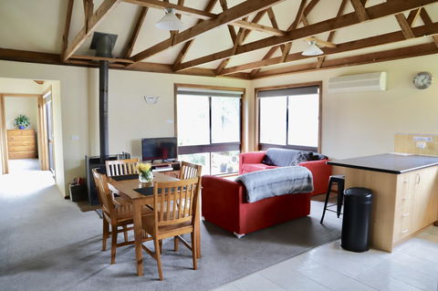 Red Ceder Cottage - Great Ocean Road - Port Campbell - Newcastle Accommodation 12