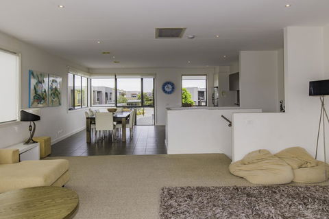 1 Pebble Place - Newcastle Accommodation 4