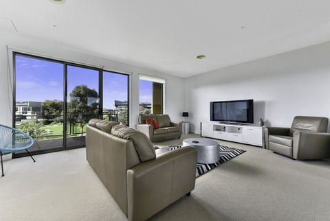 Torquay Golf Retreats - Pool, Beach, Tennis, Golf - New Castle Tourism 0