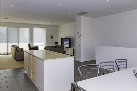 Torquay Golf Retreats - Pool, Beach, Tennis, Golf - New Castle Tourism 3