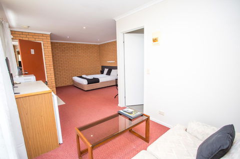 Blue Whale Motor Inn & Apartments - New Castle Tourism 8