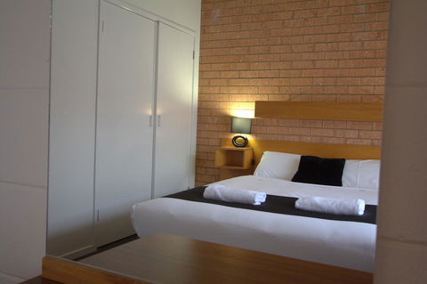 Blue Whale Motor Inn & Apartments - New Castle Tourism 24