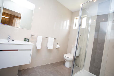 Blue Whale Motor Inn & Apartments - New Castle Tourism 7