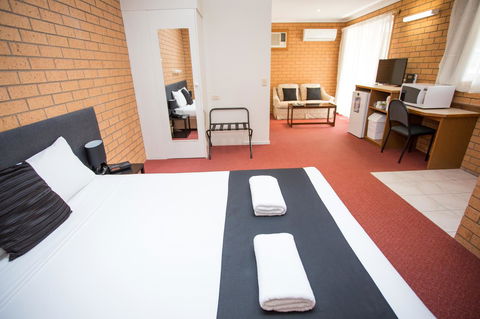 Blue Whale Motor Inn & Apartments - New Castle Tourism 3