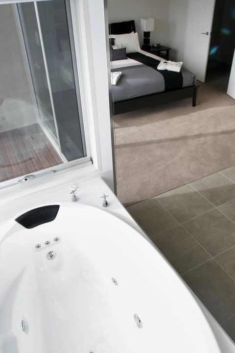 104 On Merri Apartments - New Castle Tourism 2