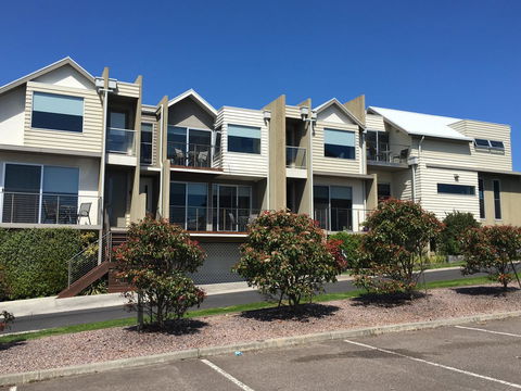 104 On Merri Apartments - New Castle Tourism 1