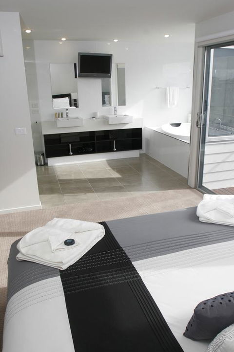 104 On Merri Apartments - New Castle Tourism 5